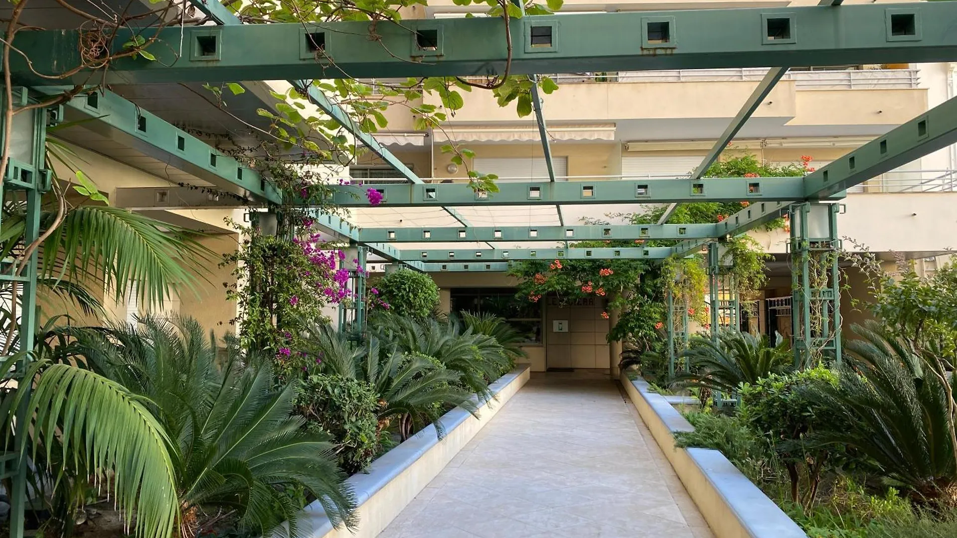 Le Grand Palais De La Mediterranee Beach Access Apartments - Top Choice In Nice